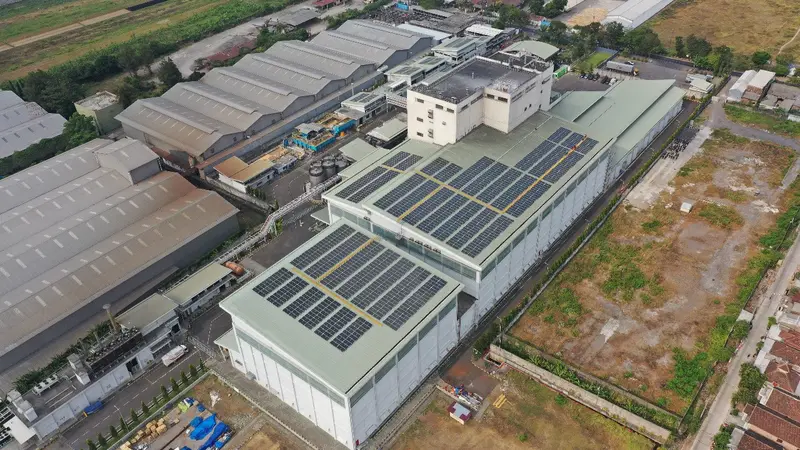 PT Lautan Natural Krimerindo (LNK) meresmikan pemasangan 1.416 panel surya dengan kapasitas 635 kW di pabriknya yang berlokasi di Mojokerto, Jawa Timur. (Liputan6.com/ ist)