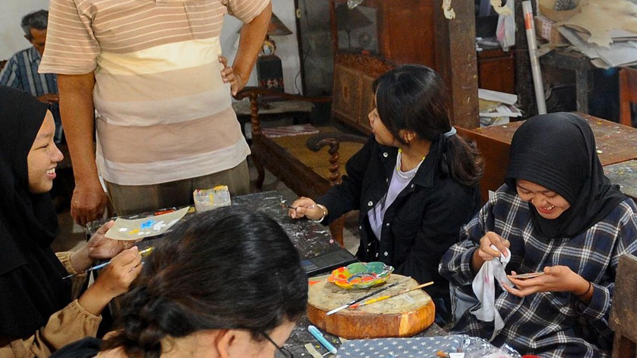 Kegiatan ini memancing antisiasme mahasiswa Politeknik  ATK Yogyakarta untuk giat belajar seni ukir wayang kulit.