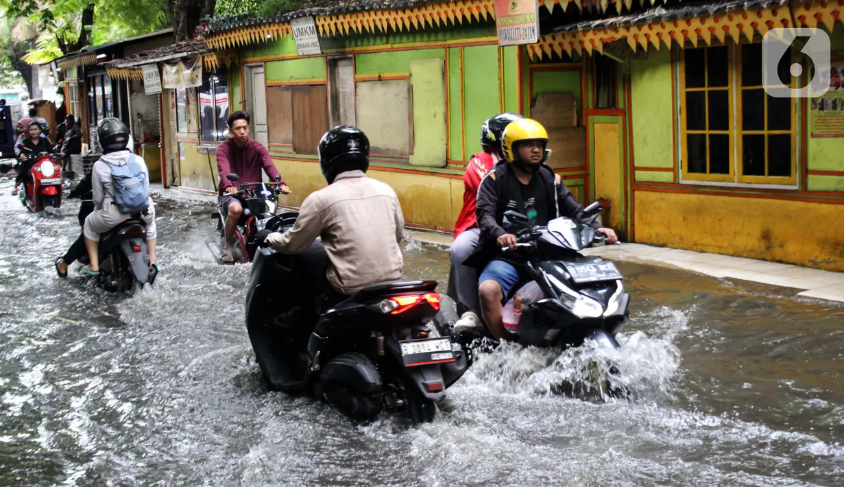 Sebelumnya, hujan dengan intensitas sedang hingga lebat yang melanda wilayah Jakarta dan sekitarnya pada Selasa (28/1) hingga Rabu (29/1/2025) menyebabkan banjir di sejumlah wilayah. (Magang/Liputan6.com/Muhammad Rizal)