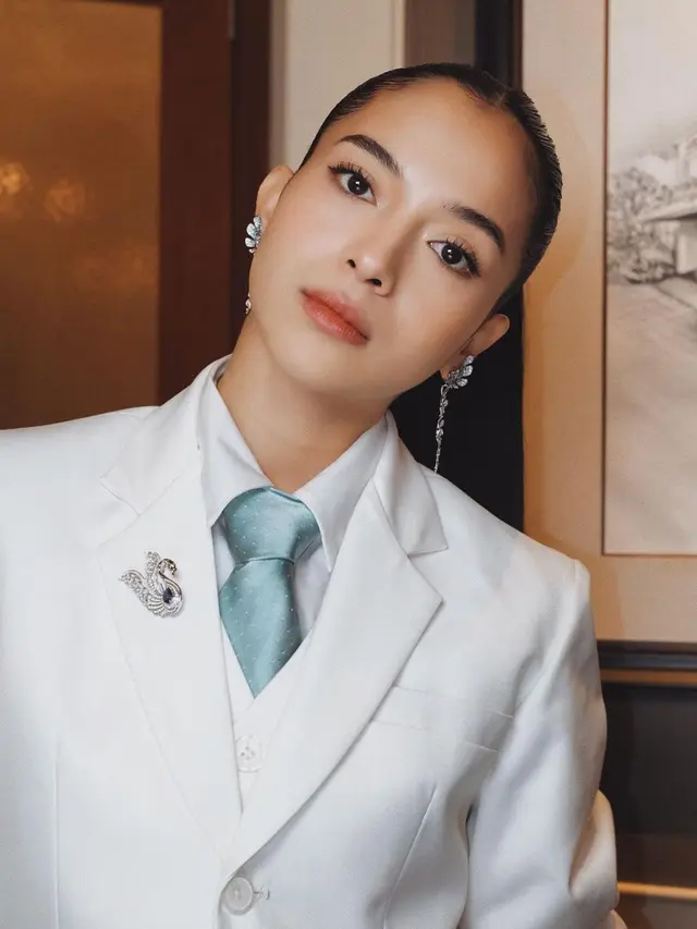 6 Gaya Semi Maskulin Putri Marino Pakai Jas Berdasi di Premiere Film Terbaru