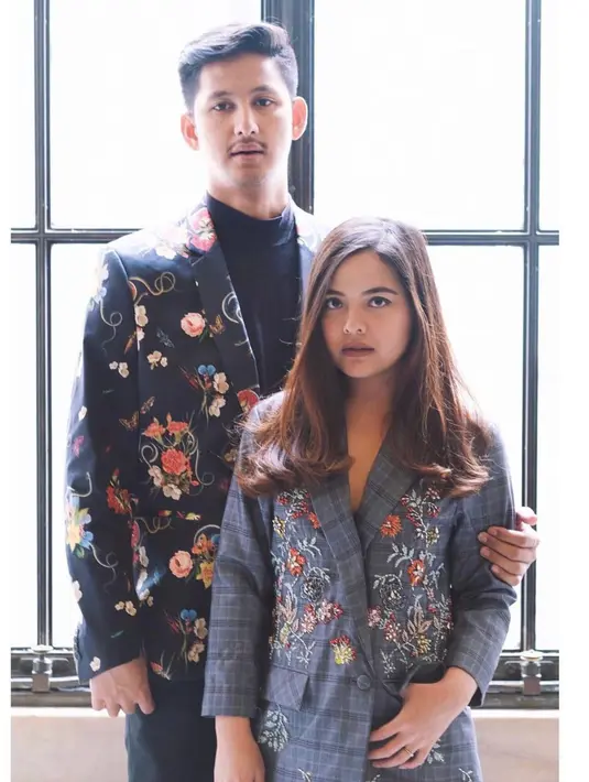 Blazer berwana gelap dengan motif floral dapat membuatmu dan doi terlihat seperti pasangan pebisnis yang sukses. (instagram/tasyakamila).