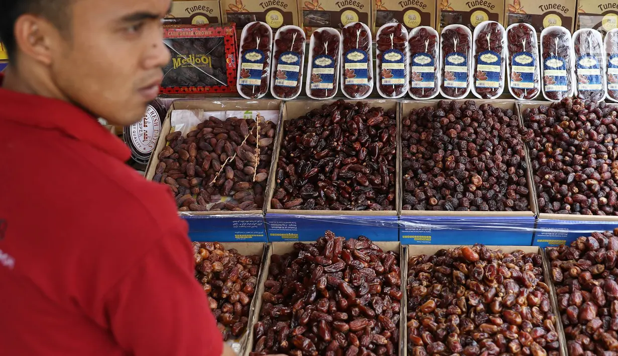 Penjual kurma menjajakan barang dagangannya di kawasan Tanah Abang, Jakarta, Selasa (6/6). Selama bulan Ramadan, penjualan kurma di kawasan tersebut meningkat 30%, yang dihargai Rp35ribu - Rp350ribu perkilogram. (Liputan6.com/Immanuel Antonius)