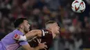 Bek Athletic Bilbao, Aitor Paredes (kiri) berebut bola dengan Artem Dovbyk (AS Roma) saat laga matchday 1 League Phase Liga Europa 2024/2025 di stadion Olimpico, Roma, pada Kamis 26 September 2024 atau Jumat (27/9/2024) dini hari WIB. (Filippo MONTEFORTE/AFP)