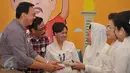 Cagub dan Cawagub DKI Jakarta Basuki Tjahya Purnama dan  Djarot Saiful Hidayat saat menerima makanan tumpeng pada deklarasi relawan perempuan Badja Darma di Jakarta, (23/10). (Liputan6.com)