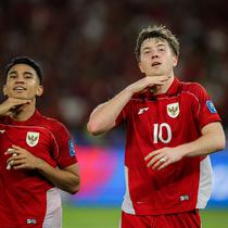 Kerja sama dua pemain Oxford United, Marselino Ferdinan dan Ole Romeny, berhasil membawa Timnas Indonesia unggul 1-0 atas Bahrain pada awal babak pertama, laga kedelapan putaran ketiga Grup C kualifikasi Piala Dunia 2026 di Stadion Utama Gelora Bung Karno, Jakarta, Selasa (25/3/2025) malam WIB. Umpan Marselino mampu dikonversikan Ole menjadi gol dengan sepakan kaki kanan. (Bola.com/Bagaskara Lazuardi)&nbsp;