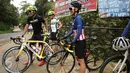 Pebalap sepeda, M Fadli (kiri) beristirahat saat berlatih di kawasan Puncak Cianjur, Bogor, Kamis (23/2). Rencananya, M Fadli akan turun di kelas C4 atau kategori cacat kaki di bawah lutut. (Liputan6.com/Helmi Fithriansyah)