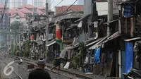 Suasana permukiman padat penduduk di pinggir rel kawasan Petamburan, Jakarta, Selasa (19/7). BPS DKI Jakarta menyatakan jumlah penduduk miskin di Jakarta mengalami kenaikan 0,14 poin. (Liputan6.com/Faizal Fanani)