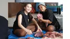 Setiap tahunnya, Ayu Ting Ting selalu berpartisipasi jadi panitia kurban. Sudah lihai, Ayu Ting Ting cekatan ketika memotong hingga menimbang daging kurban agar beratnya sama rata. Salah satu netizen sebut jika unggahan Ayu Ting Ting ketika jadi panitia kurban adalah salah yang dinantikan. Kompak bareng panitia lainnya, pelantun tembang ini unggah momennya di Instagram. (Liputan6.com/IG/@ayutingting92)