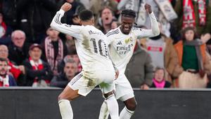 Pemain Real Madrid, Kylian Mbappe (kiri) berjoget dengan Eduardo Camavinga setelah mencetak gol ke gawang Athletic Bilbao dalam laga lanjutan Liga Spanyol 2025/2026 di Stadion San Mames, Bilbao, Spanyol, Rabu (03/12/2025). (AP Photo/Jose Breton)