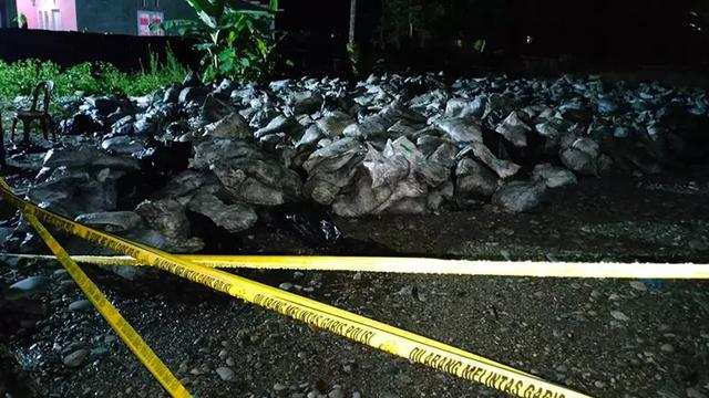 Batu Hitam hasil tambang warga Kecamatan Suwawa Timur dipasangi garis polisi (Arfandi Ibrahim/Liputan6.com)