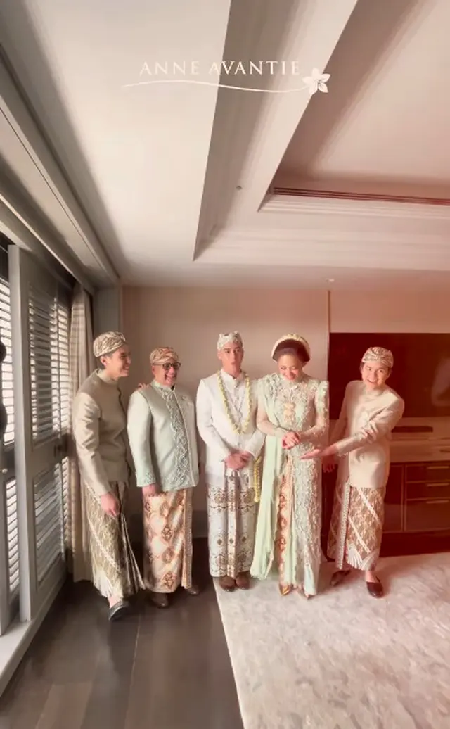 Penampakan bros Irwan Mussry di akad nikah Al Ghazali, bentuknya kecil tapi harganya bikin melongo