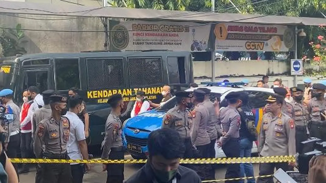 Dua anak buah Ferdy Sambo, Bripka Ricky Rizal Wibowo dan Kuat Ma'ruf, tiba di PN Jaksel untuk menghadiri sidang perdana kasus pembunuhan berencana Brigadir J
