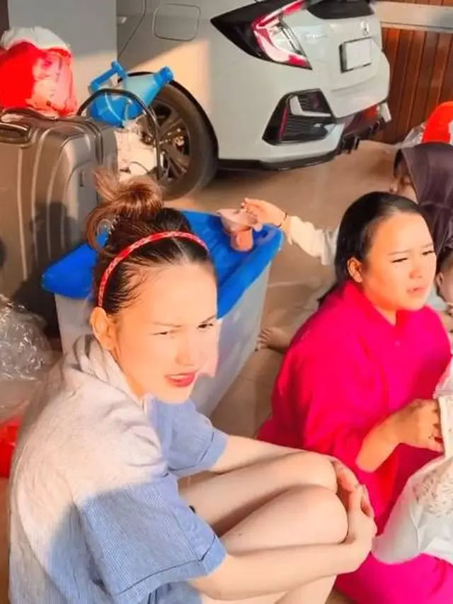 Diserbu Warga, Ini 7 Potret Ayu Ting Ting Gelar Bazar Pakaian Bekas di Rumah