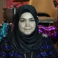 Siti Nurhaliza baru saja merayakan hari ulang tahunnya yang ke-37 di Jakarta dengan suami dan para fansnya ‘Siti Zoner’. Ia merasa terharu dengan keaktifan para fans yang selalu menikmati karyanya.