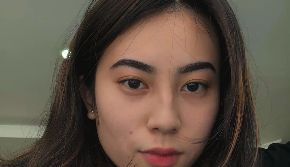 Casey Rebecca aktif membagikan potret dirinya di akun Instagram pribadinya. Ia merupakan lulusan perguruan tinggi dengan gelar Sarjana Ilmu Komunikasi. [Foto: Instagram/rebeccatulung]