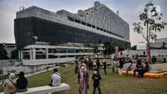 Pengunjung saat menikmati sore hari di Taman Ismail Marzuki (TIM), Jakarta, Senin (26/9/2022). Pasca resmi dibuka untuk publik, Taman Ismail Marzuki menjadi destinasi baru bagi warga Ibu Kota sebagai tempat berinteraksi dari berbagai kalangan guna menikmati ruang terbuka, pertunjukkan seni dan kebudayaan. (merdeka.com/Iqbal S Nugroho)