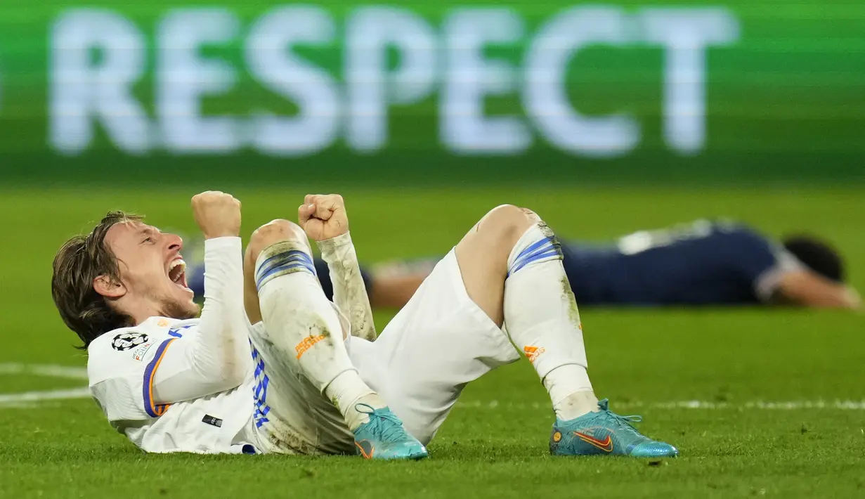 Gelandang Real Madrid  Luka Modric merayakan kemenangan timnya atas Paris Saint-Germain (PSG) pada leg kedua 16 besar Liga Champions di Santiago Bernabeu, Kamis (10/3/2022) dini hari WIB. Real Madrid secara dramatis sukses menyingkirkan PSG setelah menang 3-1. (AP Photo/Manu Fernandez)