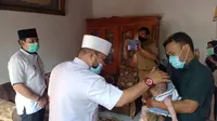 Wali Kota Bengkulu Helmi Hasan mengunjungi salah satu Balita yang menderita sakit dan merujuknya ke Kota Palembang. (Liputan6.com/Yuliardi Hardjo)
