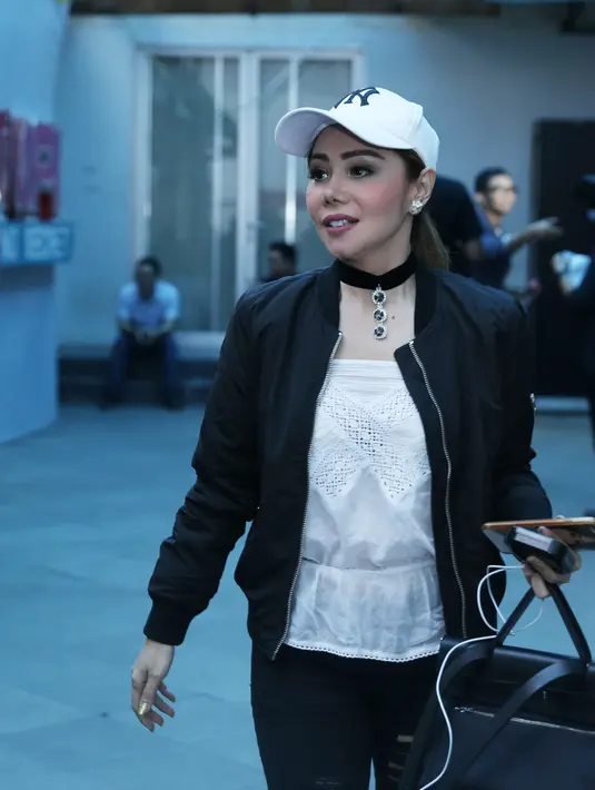 Perempuan kelahiran Jakarta itu menceritakan detik-detik merasakan ketegangan saat berhadapan dengan tiga dokter yang menanggani saat akan memeriksa tumor ganas atau jinak. (Galih W. Satria/Bintang.com)