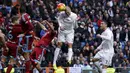 Pemain Real Madrid, Pepe (tengah) menyundul bola ke arah gawang Sociedad pada Laga La Liga Spanyol di Stadion Santiago Bernabeu, Madrid, Rabu (30/12/2015). Madrid menang 3-1. (REUTERS/Juan Medina)
