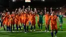 Lieke Martens (keempat kiri) merayakan timnya melaju ke semifinal UEFA Women Euro 2017 usai mengalahkan Inggris 3-0 di Stadion FC Twente, di Enschede (3/8). (AFP Photo/John Thys)