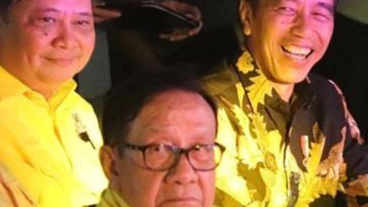 VIDEO: Ekspresi Bahagia Jokowi Dengar Prabowo Disapa Calon Presiden 2024 di HUT Golkar