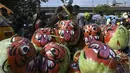 Seorang penjual menyortir labu yang dilukis dengan wajah setan selama festival Hindu 'Durga Puja' di pasar grosir di Chennai (13/10/2021). Durga Puja meliputi penyembahan dewa Siwa, Lakshmi, Ganesha, Saraswati dan Kartikeya. (AFP/Arun Sankar)