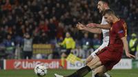 Striker AS Roma, Edin Dzeko, berduel dengan pemain Shakhtar Donetsk Ivan Ordets pada leg laga leg kedua 16 besar Liga Champions 2017-2018 di Stadion Olimpico, Selasa (13/3/2018).  (AP Photo/Gregorio Borgia)