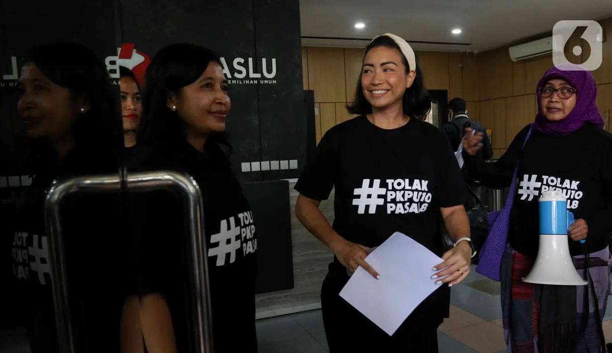 Para aktivis mendesak KPU mengubah aturan tersebut. Mereka juga telah beraudiensi dengan Bawaslu untuk menindaklanjuti peraturan yang diduga melanggar perundang-undangan tersebut. (Liputan6.com/Herman Zakharia)