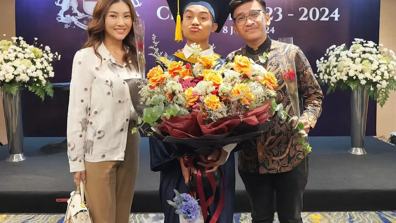 Foto Bareng Ruben Onsu, Gaya Mahal Sarwendah Tenteng Tas Hermes Seharga Rp460 Jutaan di Acara Wisuda Betrand Peto
