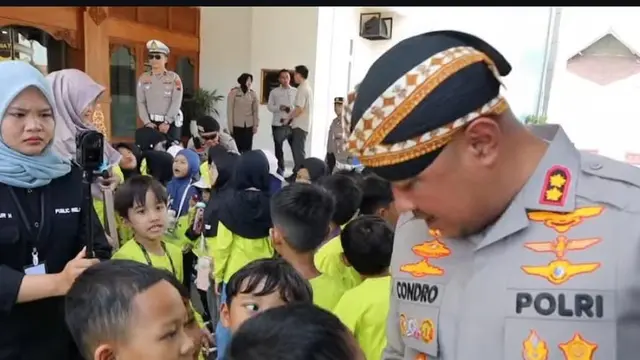 Kapolresta surakarta akbp condro sasongko temui murid tk di polresta surakarta. (merdeka.com/arie sunaryo).