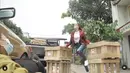 Setelah sebelumnya latihan bela diri bareng pelatih, ini adalah momen Adhisty Zara saat syuting film Virgo. Berbulan-bulan latihan dan syuting, artis kelahiran Bandung ini sudah mulai promo film Virgo bareng pemain lainnya. Saat latihan koprol di atas matras, Zara tanpa rasa takut dan penuh semangat koprol meski tanpa alas saat syuting. Sempat stres dan merasa badannya sakit, namun tak mengurangi semangat Zara dalam berakting. (Liputan6.com/IG/@zaraadhsty)