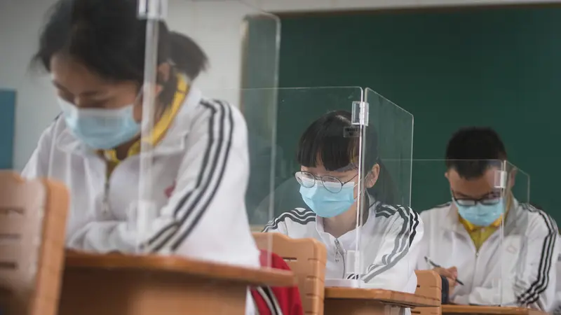 FOTO: Kembali Bersekolah, Pelajar Wuhan Belajar dengan Pemisah