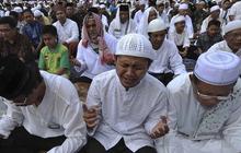 Gunung Lawu terbakar, ribuan warga Karanganyar salat minta hujan