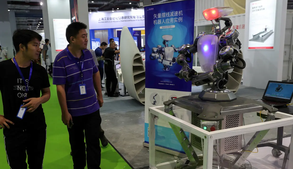 Pengunjung melihat robot buatan Hsoar yang dapat bekerja sama dengan peredam cycloid vektor, selama China International Robot Show di Shanghai (10/7/2019). Pameran yang menghadirkan robot-robot canggih ini diselenggarakan dari 10 sampai 13 Juli 2019. (AFP Photo/STR)