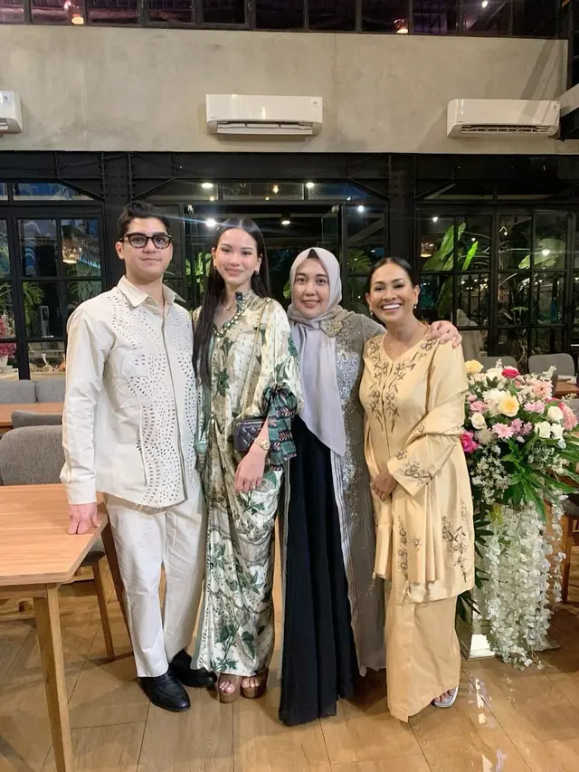 Model Baju Kurung Risa Dewi Ibunda Alyssa Daguise/Instagram @risa_dewi