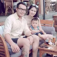 Laura Basuki bersama suami dan anaknya (Instagram/@laurabas)
