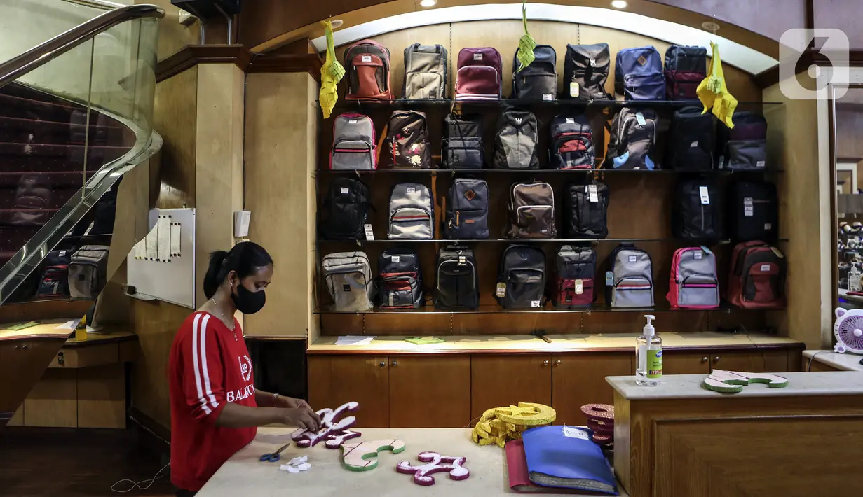 Karyawan menyiapkan ornamen untuk mempercantik toko jelang bulan suci Ramadhan di Pasar Baru, Jakarta, Rabu (9/3/2022). Selain untuk mempercantik toko, pemasangan ornamen juga untuk menarik perhatian pengunjung atau warga yang hendak berbelanja ke toko tersebut. (Liputan6.com/Johan Tallo)