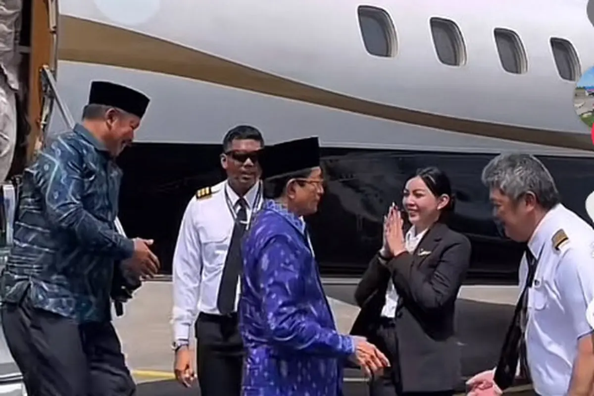 Menteri Agama Nasaruddin Umar Turun dari Pesawat Jet