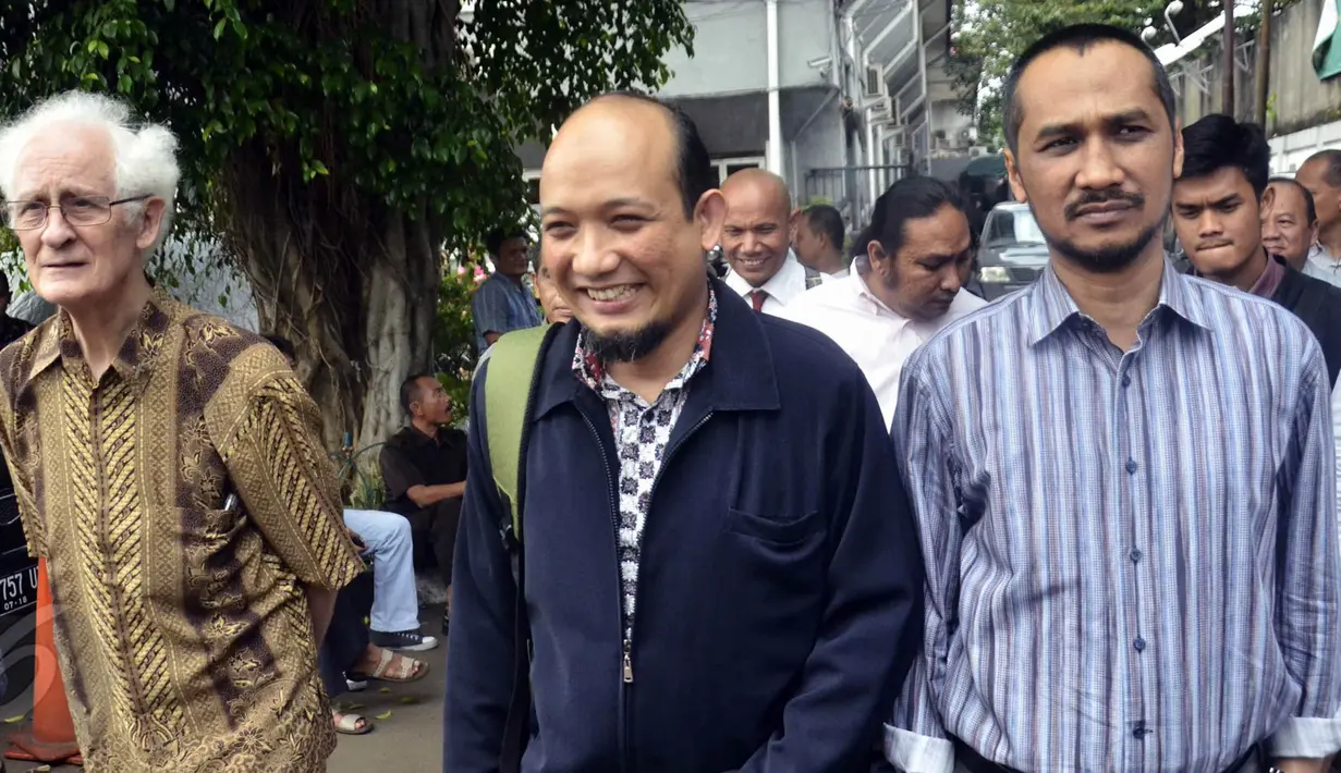 Novel Baswedan (tengah), Romo Magnis Suseno (kiri) dan Abraham Samad (kanan) saat akan menjalani sidang perdana praperadilan Novel Baswedan di Pengadilan Negeri Jakarta Selatan, Kamis (4/6/2015). (Liputan6.com/Helmi Afandi)