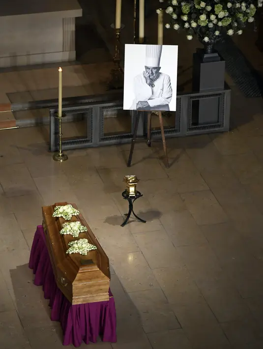 Peti jenazah koki Paul Bocuse saat upacara pemakaman di katedral Saint-Jean di Lyon, Prancis tengah, (26/1). Paul Bocuse merupakan seorang koki master yang mendefinisikan masakan Prancis lebih dari setengah abad. (Philippe Desmazes/Pool Photo via AP)