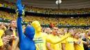 Dua suporter Swedia memakai kostum yang menutupi tubuhnya sebelum menyaksikan pertandingan Swedia melawan Irlandia di Grup E Euro 2016 di Stadion Stade de France, Saint-Denis, Prancis (13/6). (REUTERS / John Sibley)