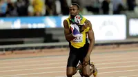 Ekspresi pelari Jamaika, Usain Bolt, setelah hanya meraih medali perunggu pada lari nomor 100 meter pada Kejuaraan Dunia di London, Inggris, Sabtu (5/8/2017) malam waktu setempat. (AP/Tim Ireland)