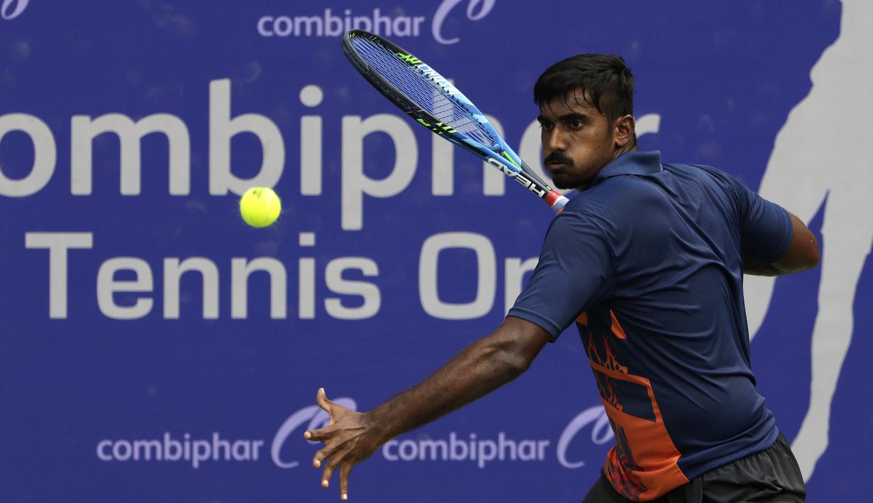 Ganda Putra India, Prajwal Dev, memukul bola saat melawani ganda Indonesia pada laga Combiphar Tennis Open 2019 di Hotel Sultan, Jakarta, Kamis (8/8). Ganda India menang 7-5, 6-1atas ganda Indonesia. (Bola.com/Yoppy Renato)