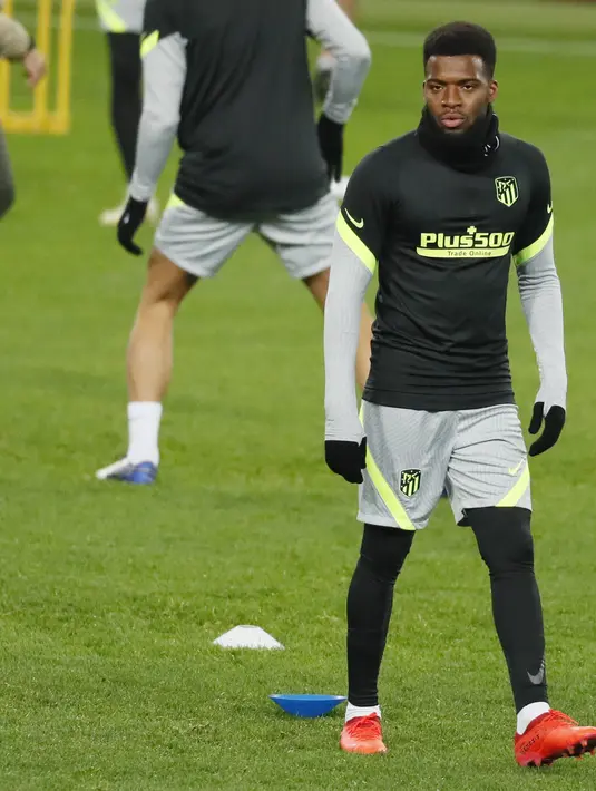 Gelandang Atletico Madrid, Thomas Lemar saat mengikuti sesi latihan tim di Moskow, Rusia, Senin (2/11/2020). Atletico Madrid akan bertanding melawan Lokomotiv Moscow pada grup A Liga Champions di Stadion RZD Arena. (Yuri Kochetkov/Pool via AP)