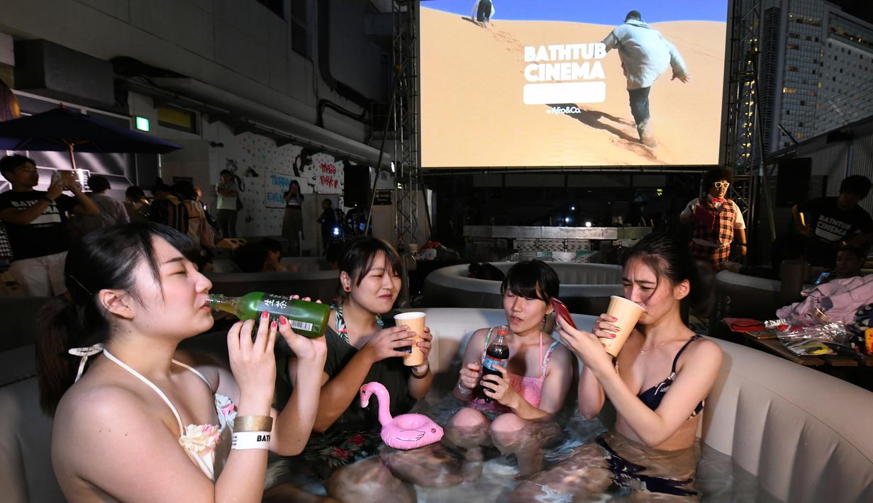Foto Tren Baru Di Tokyo Ramai Ramai Nonton Film Sambil Berendam Global Liputan6 Com