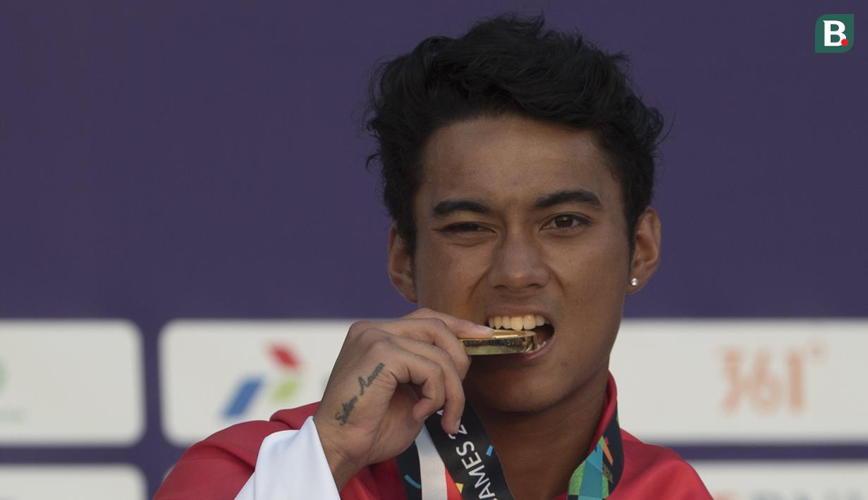Atlet jetski, Aqsa Sutan Aswar, melakukan selebrasi pada Asian Games di Pantai Ancol, Jakarta, Minggu (26/8/2018). Aqsa merebut medali emas dari cabang jetski kelas endurance runabout open. (Bola.com/Vitalis Yogi Trisna)