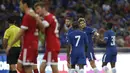 Para pemain Chelsea merayakan gol yang dicetak Marcos Alonso ke gawang Bayern Munchen pada laga turnamen pramusim ICC 2017 di Stadion Nasional Singapura, Selasa (25/7/2017). Bayern Munchen menang 3-2 atas Chelsea. (EPA/Wallace Woon)
