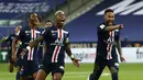Penyerang PSG, Neymar, merayakan kemenangan atas Olympique Lyon pada final Piala Liga Prancis di Stade de France, Sabtu (1/8/2020) dini hari WIB. PSG menang 6-5 atas Lyon lewat adu penalti. (AFP/Geoffroy Van Der Hasselt)