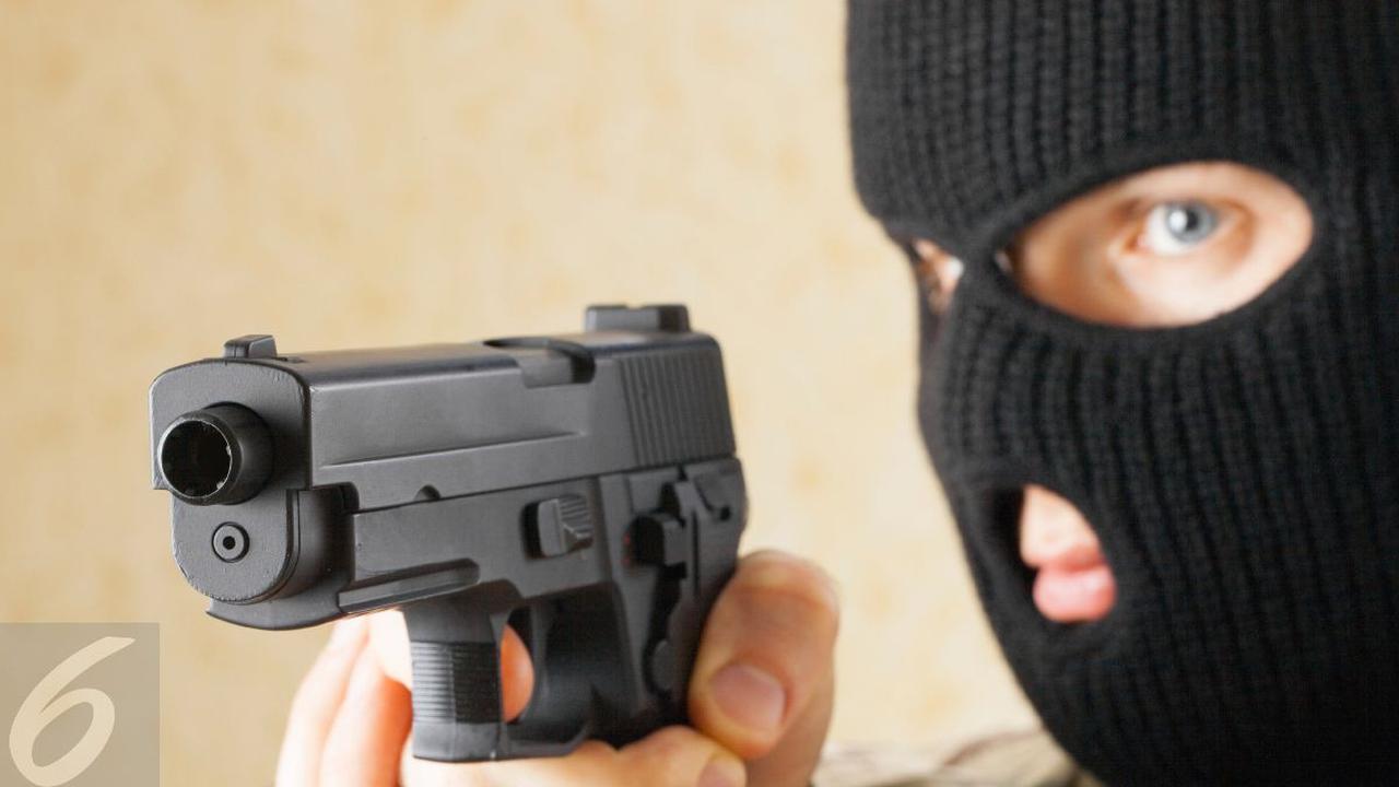 Polisi menduga pelaku beraksi menggunakan senjata api rakitan jenis pistol.<br>